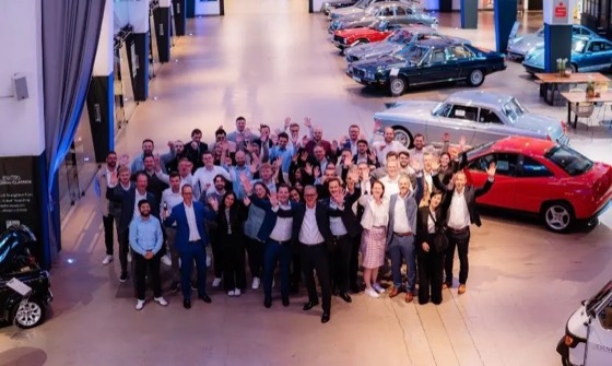 Firmenteam vor Oldtimern
