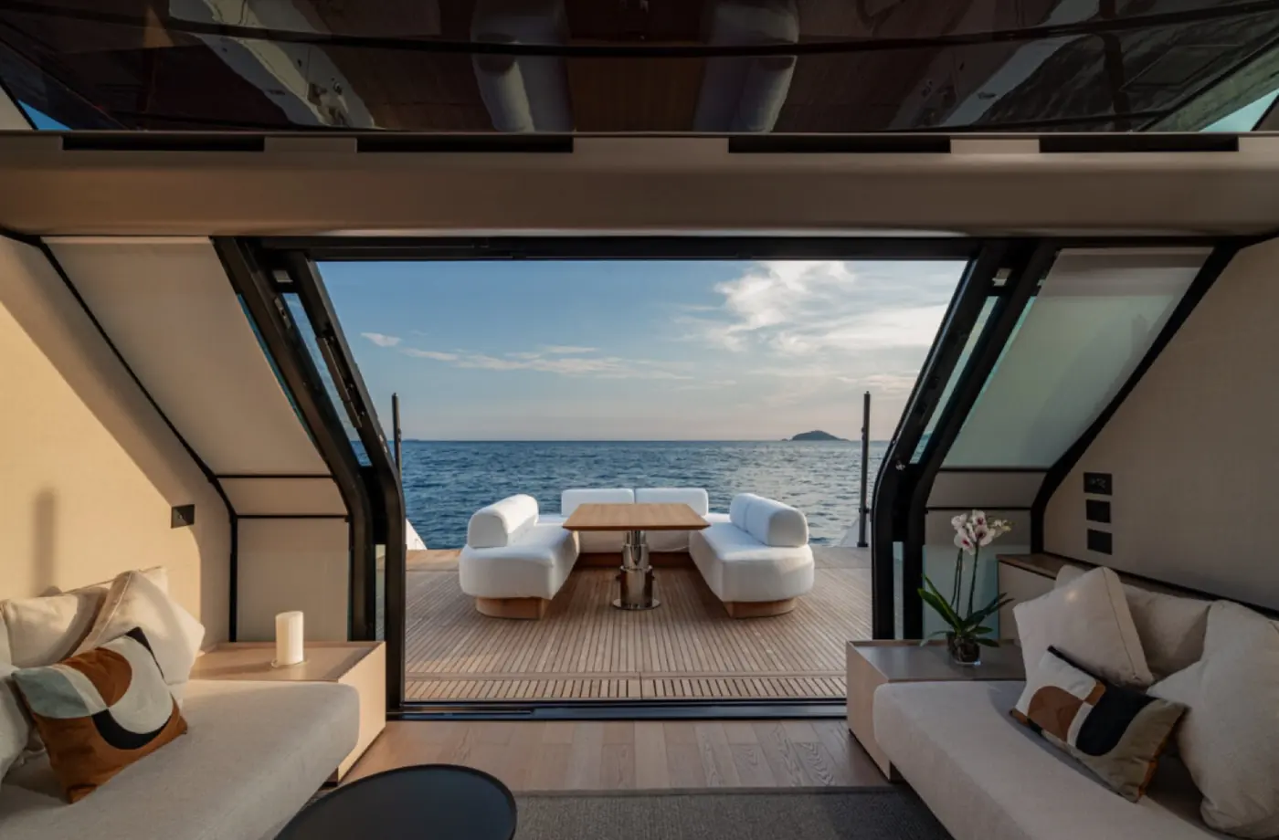Yachtinnenraum mit Blick auf das Meer