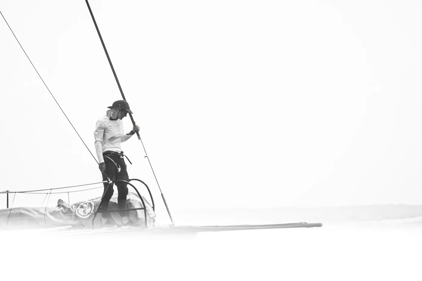 Segler am Mast in Schwarzweiss