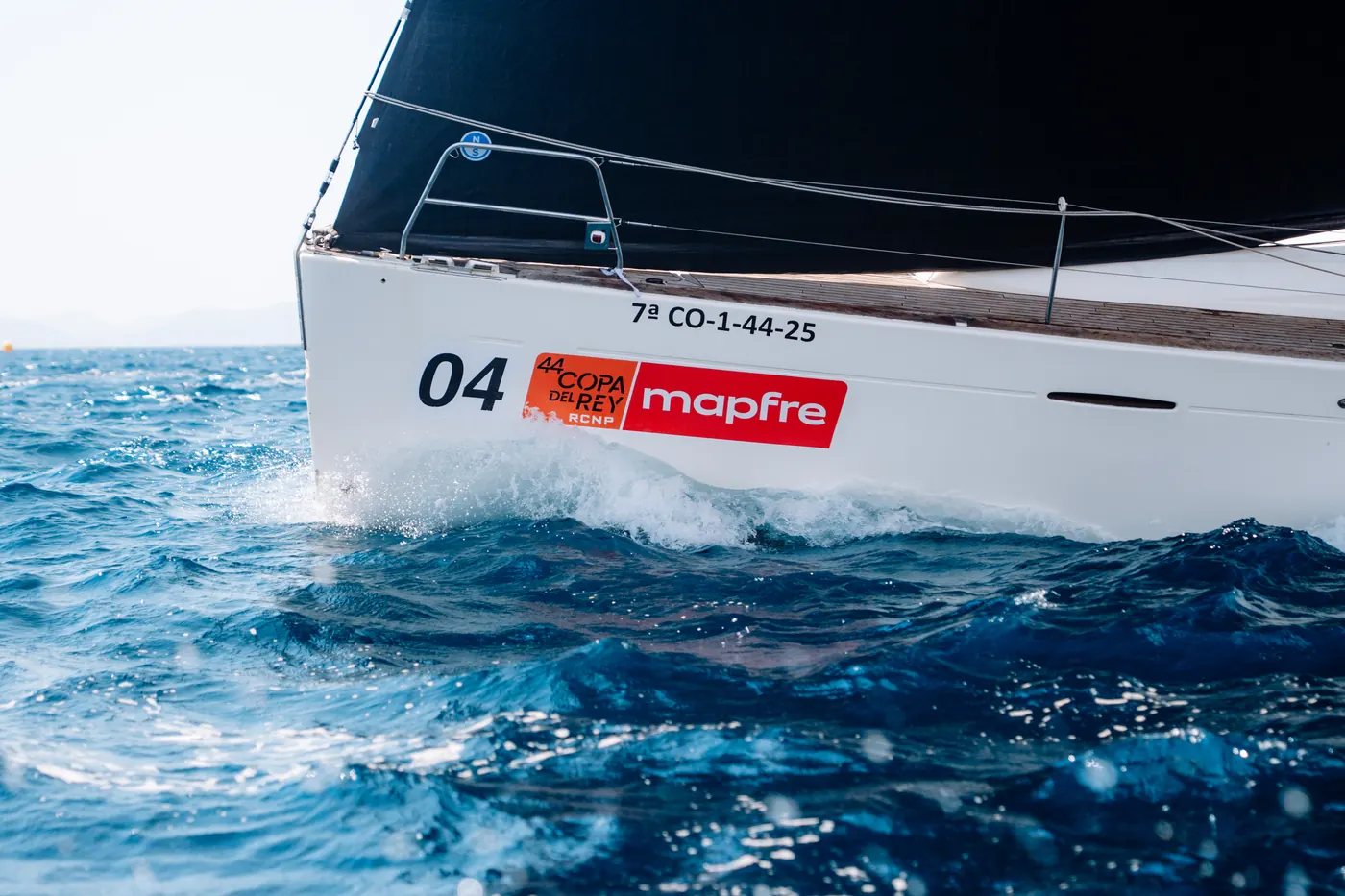 Segelyacht mit Bugwelle bei der Regatta