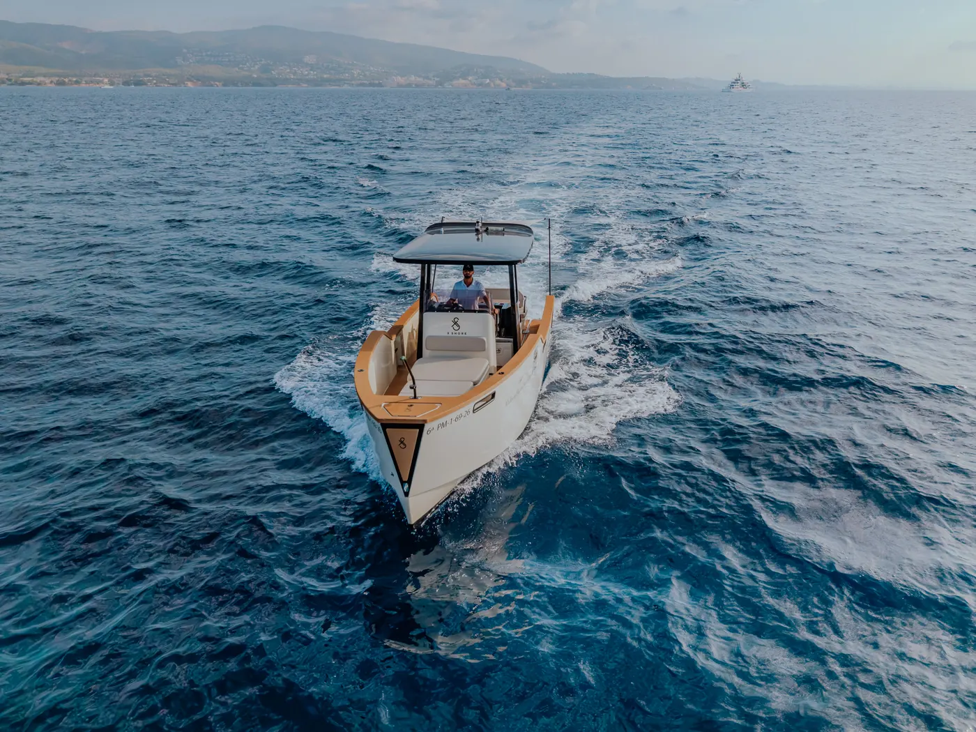 Elektroboot aus der Luft vor Mallorca