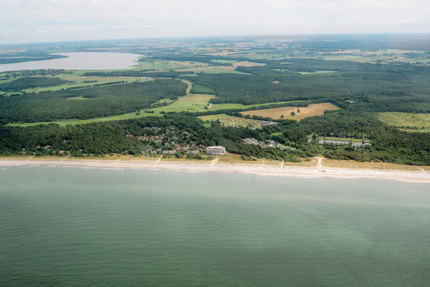 Ostseekueste mit Strand aus der Luft