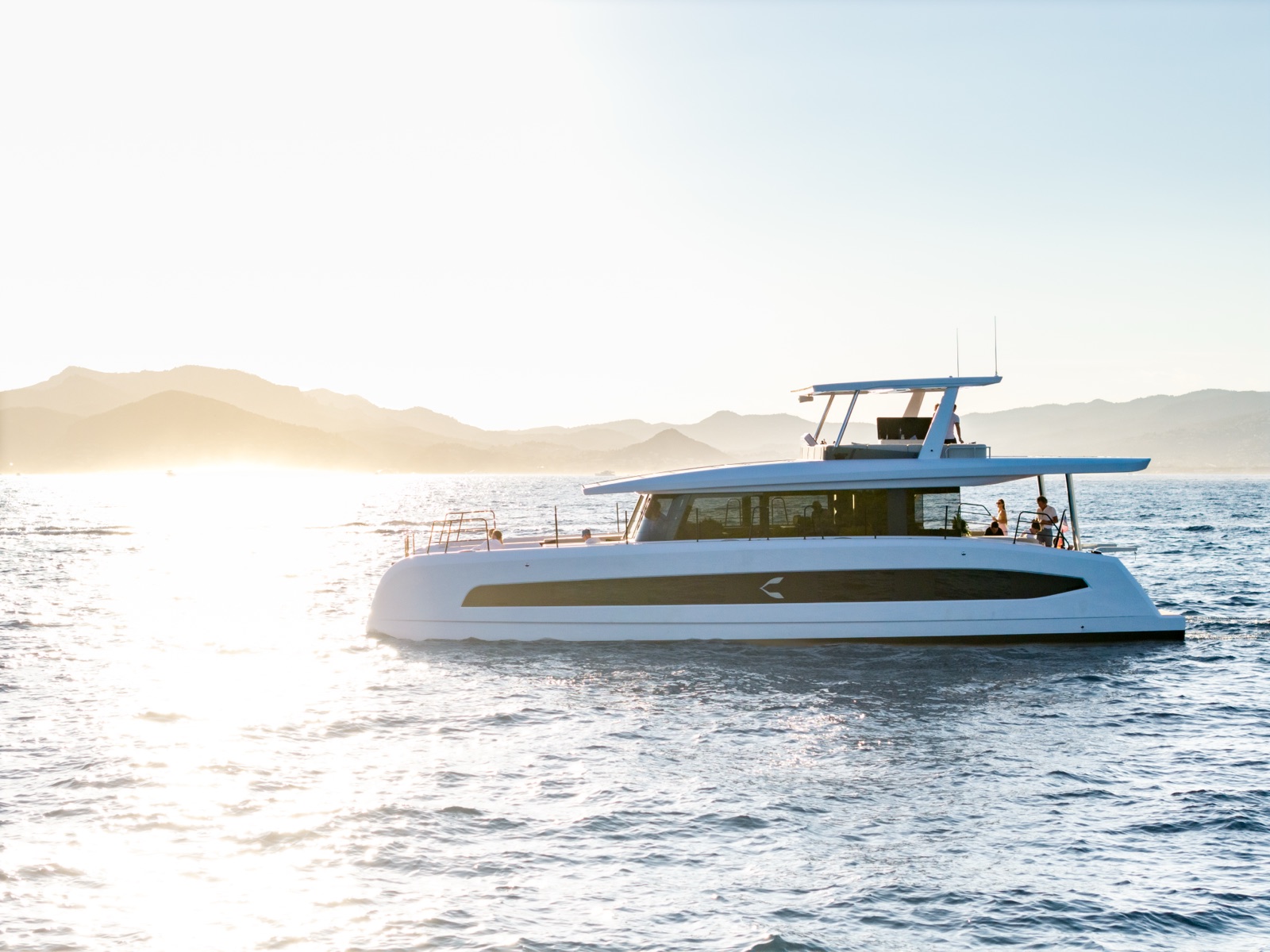Katamaran von Pioneers Yachts im Abendlicht vor Cannes