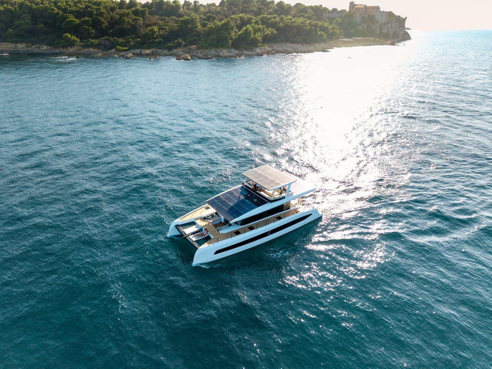 Catamaran off the Ile Sainte Marguerite from the air